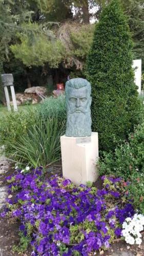 Statue of Herzl at President's residence